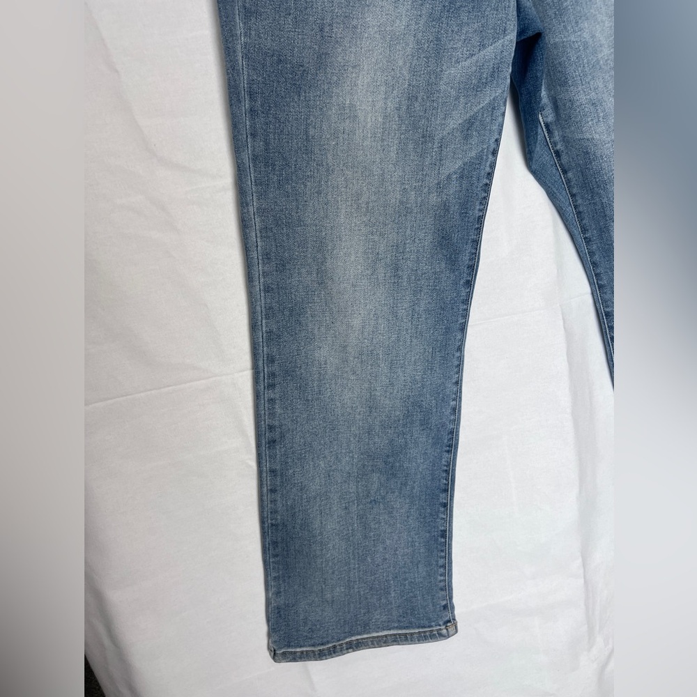Judy Blue Light Wash Straight Fit Jeans - Picture 4 of 13